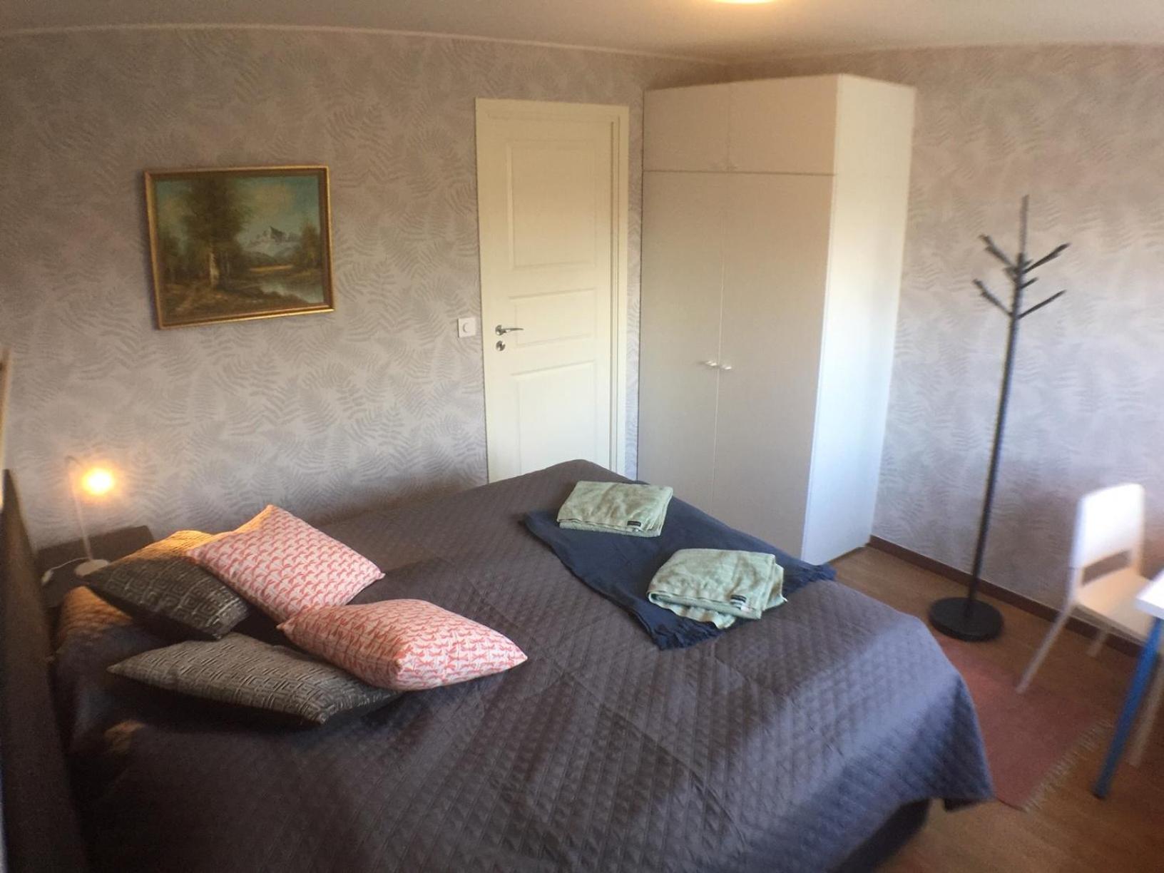 Dubbelrum med extrasäng på markplan i lugnt villaområde view 3