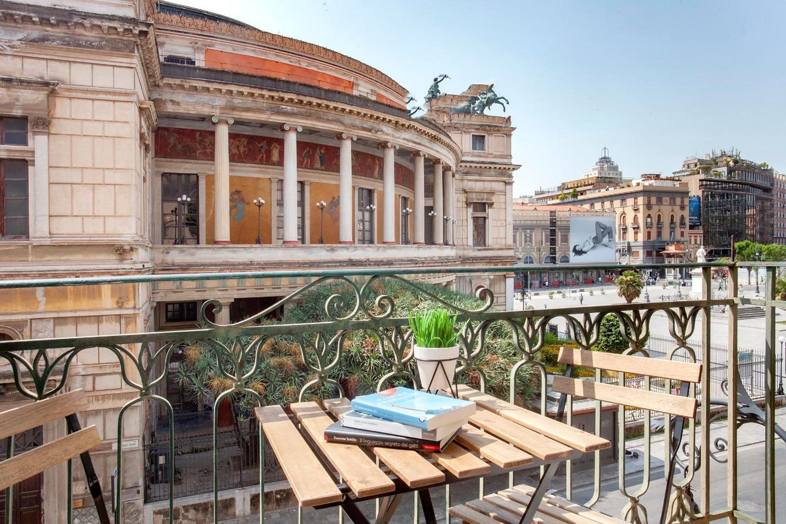 The house Politeama Palermo Historic center view 5