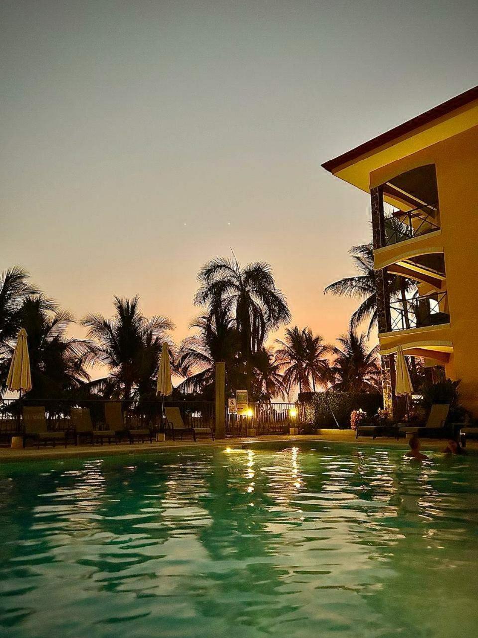 Apartamento de Lujo en Playa Jacó, Frente al Mar, Wifi, AC, Parqueo Privado y Piscinas