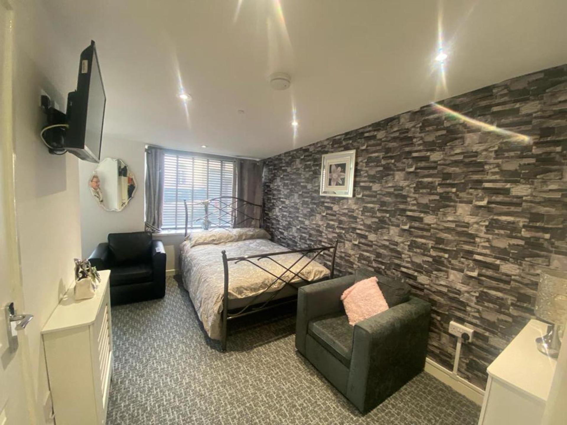 3 Bed Apartment - Sleeps 6 - Free Parking Wifi view 5