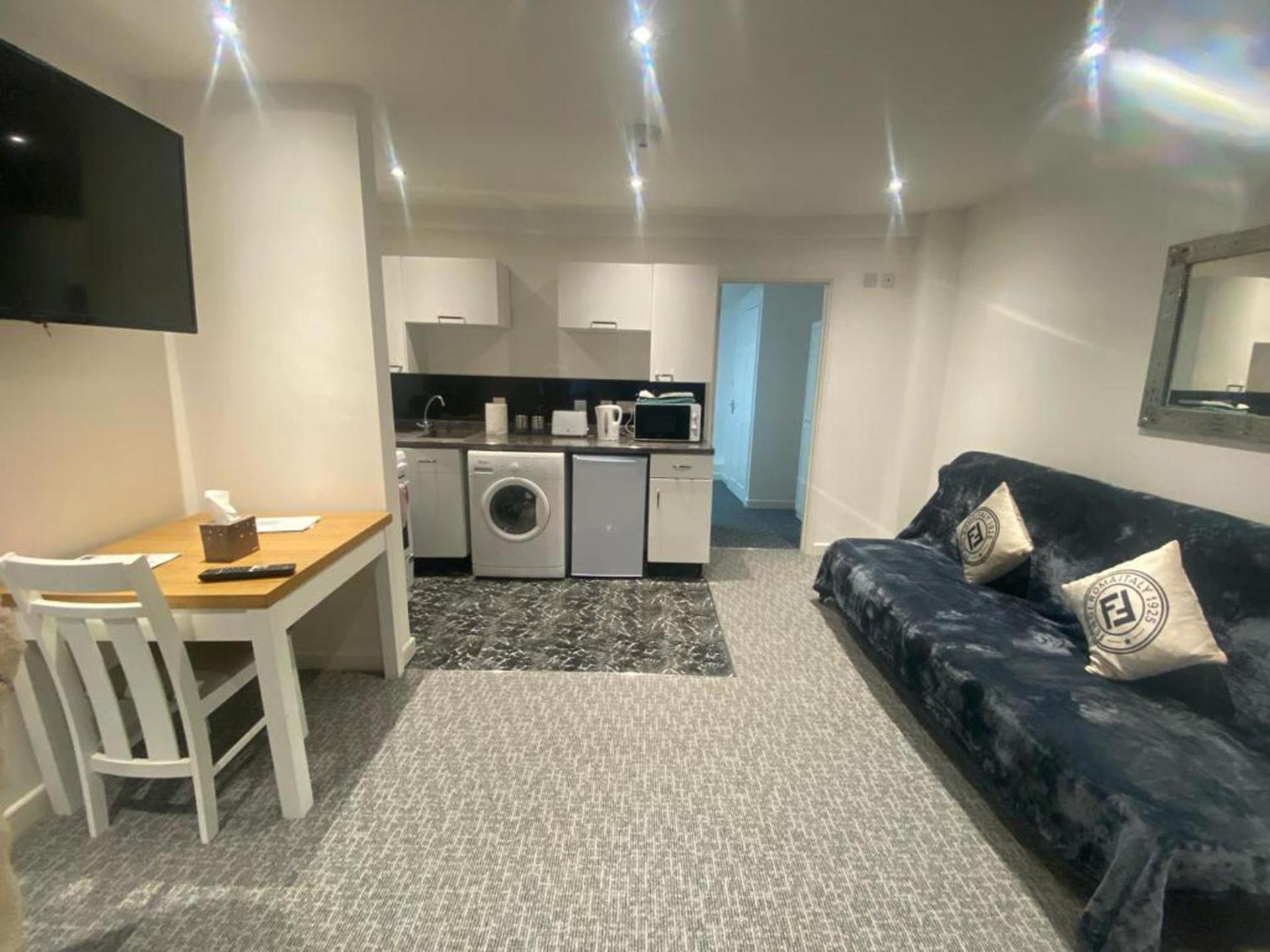 3 Bed Apartment - Sleeps 6 - Free Parking Wifi view 4