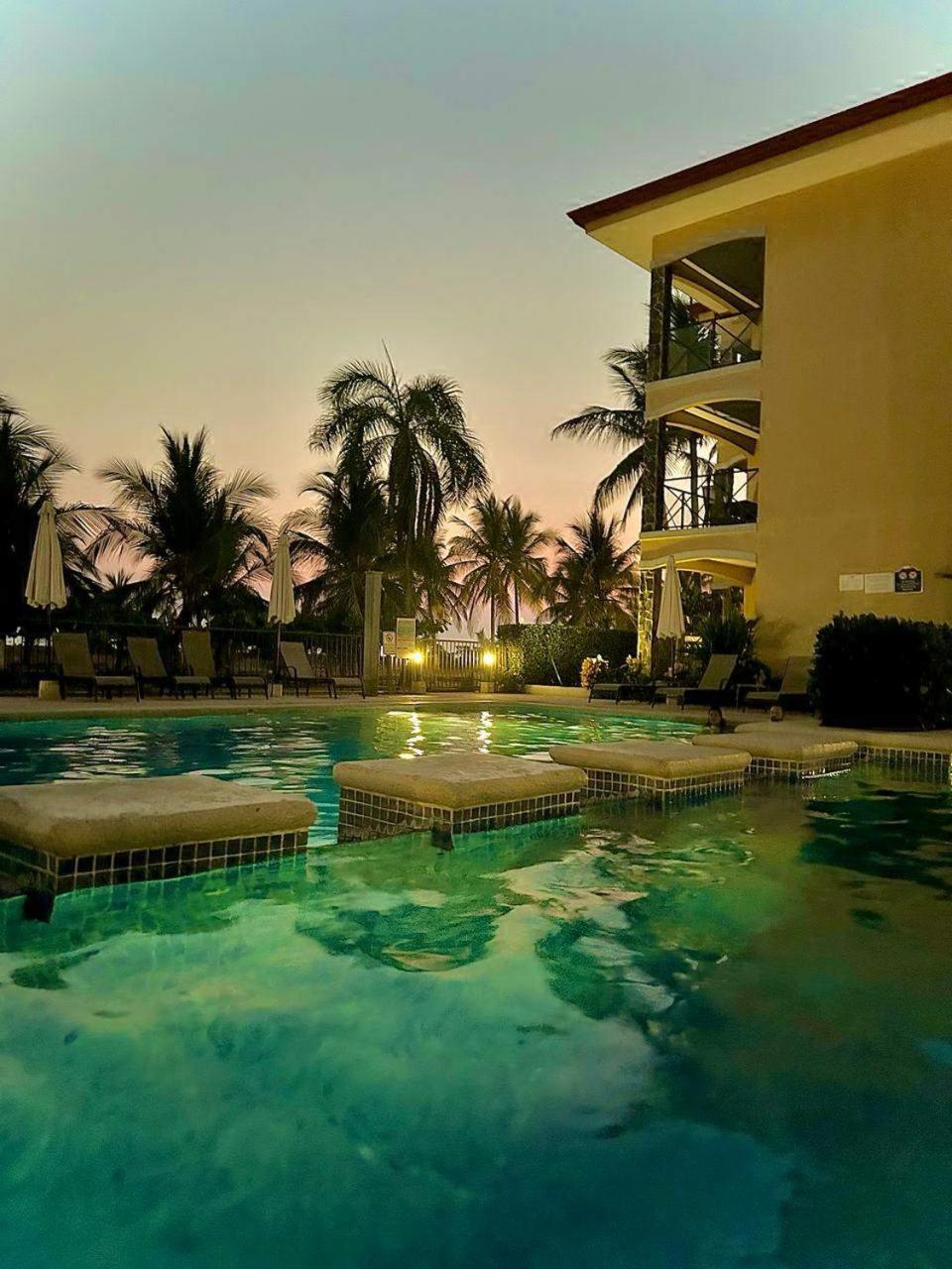 Apartamento de Lujo en Playa Jacó, Frente al Mar, Wifi, AC, Parqueo Privado y Piscinas