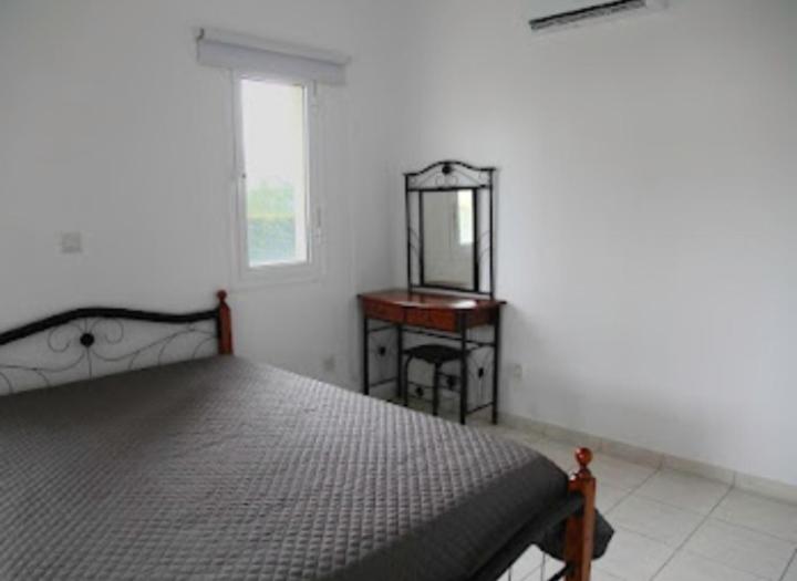 Beautiful villa five minutes from Coral Bay beach!