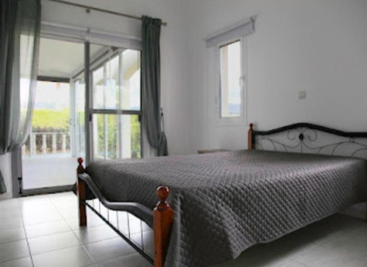 Beautiful villa five minutes from Coral Bay beach!
