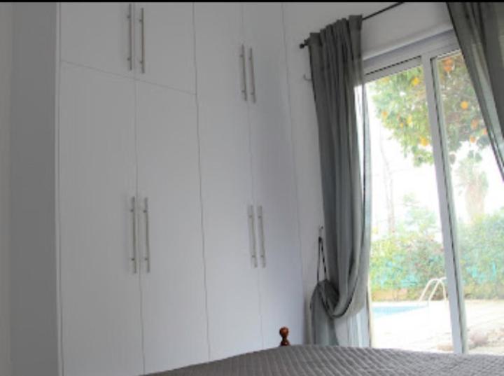 Beautiful villa five minutes from Coral Bay beach!