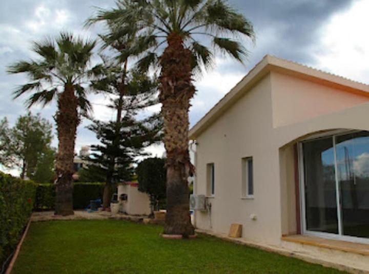 Beautiful villa five minutes from Coral Bay beach!