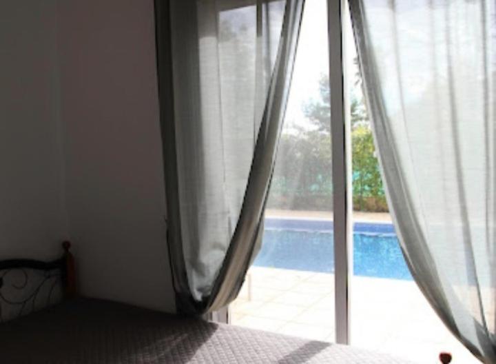 Beautiful villa five minutes from Coral Bay beach!