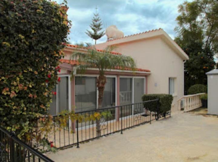 Beautiful villa five minutes from Coral Bay beach!