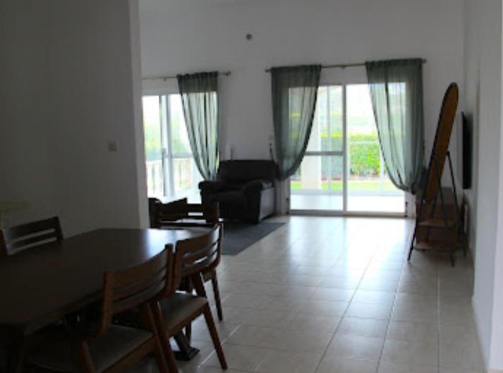 Beautiful villa five minutes from Coral Bay beach!