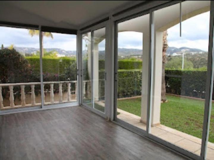 Beautiful villa five minutes from Coral Bay beach!