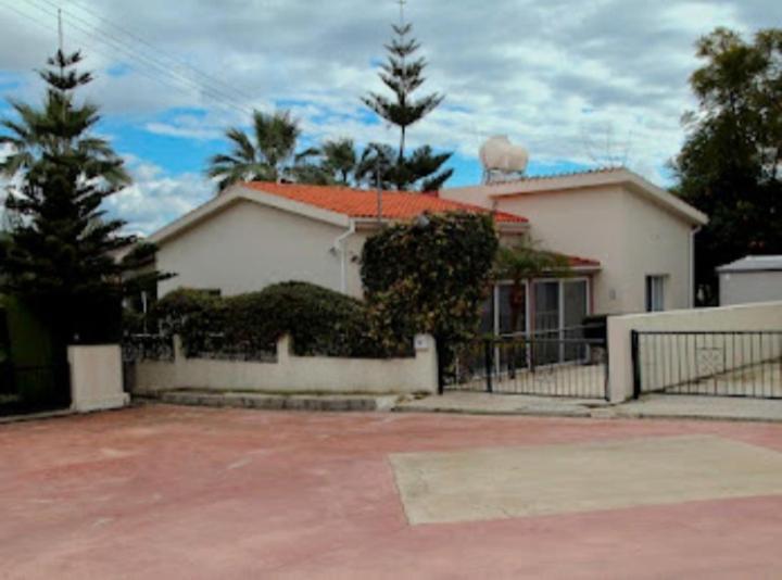 Beautiful villa five minutes from Coral Bay beach!