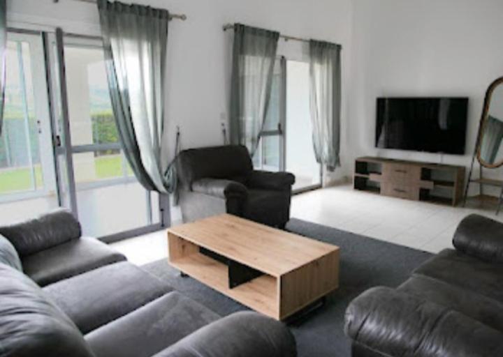 Beautiful villa five minutes from Coral Bay beach!