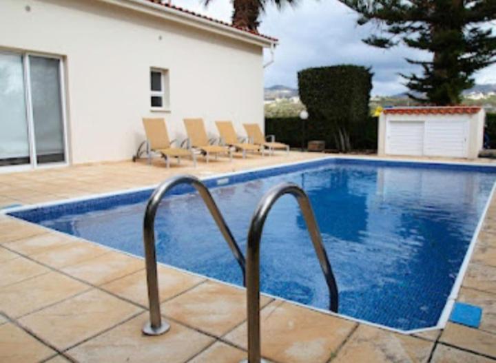 Beautiful villa five minutes from Coral Bay beach!