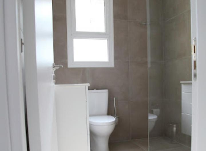 Beautiful villa five minutes from Coral Bay beach!