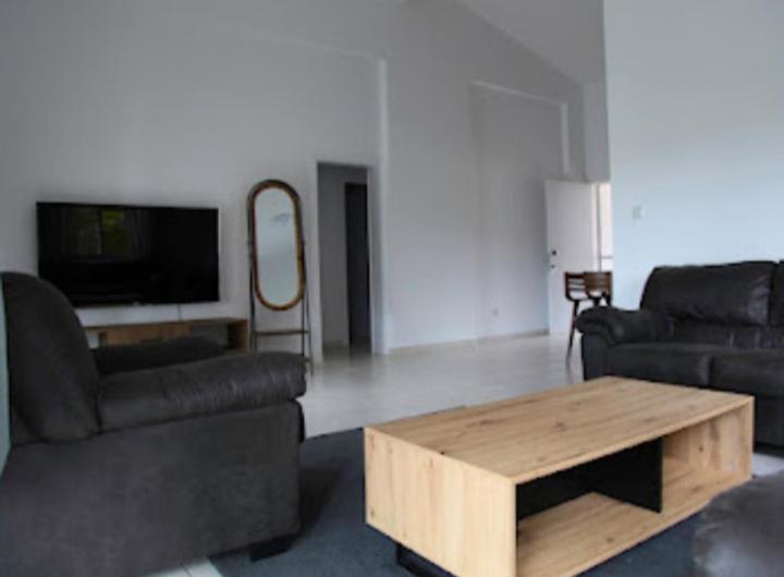 Beautiful villa five minutes from Coral Bay beach!