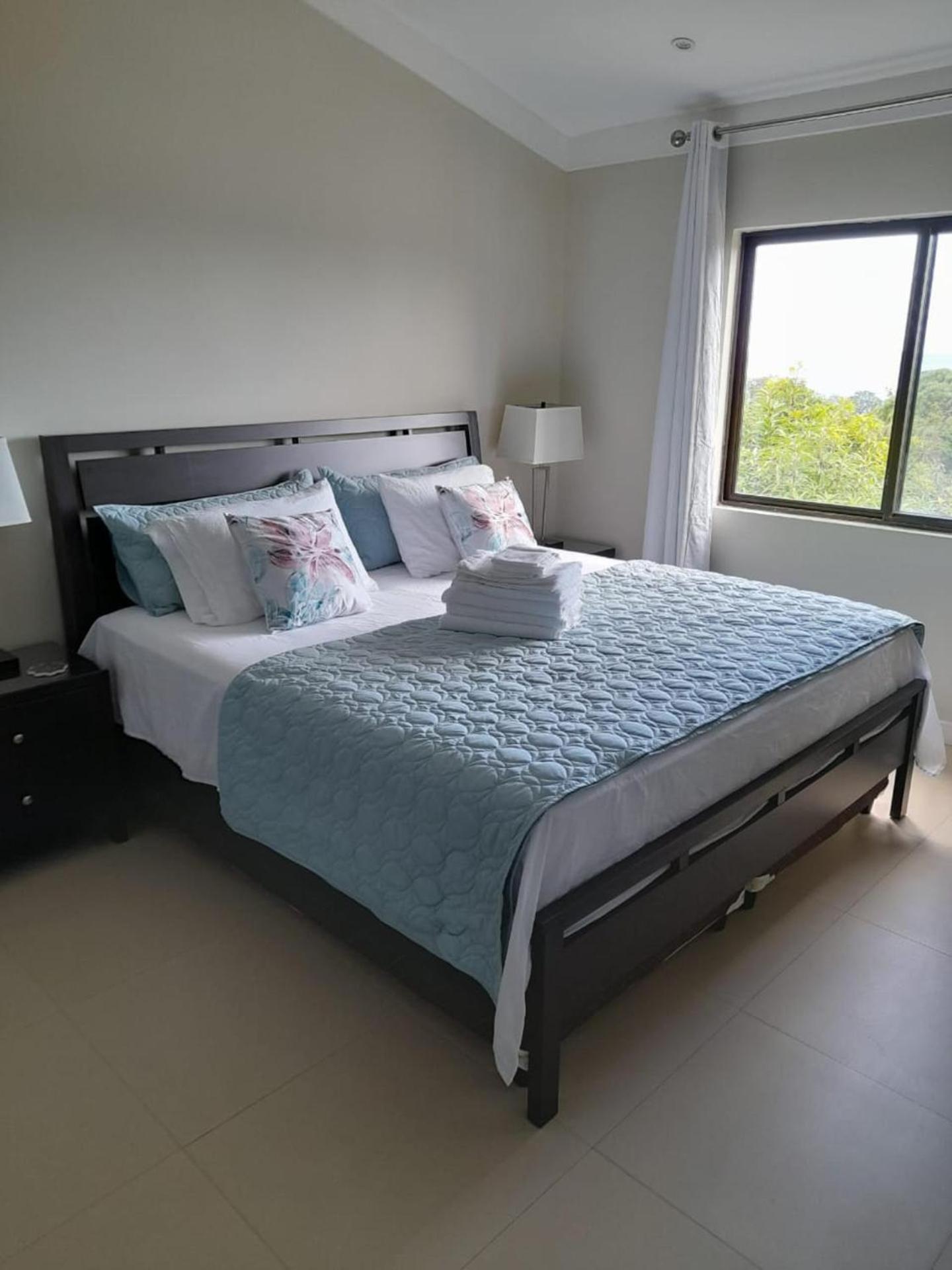 Seaview Paradise - Sleeps 3 - Pool - Parking view 4