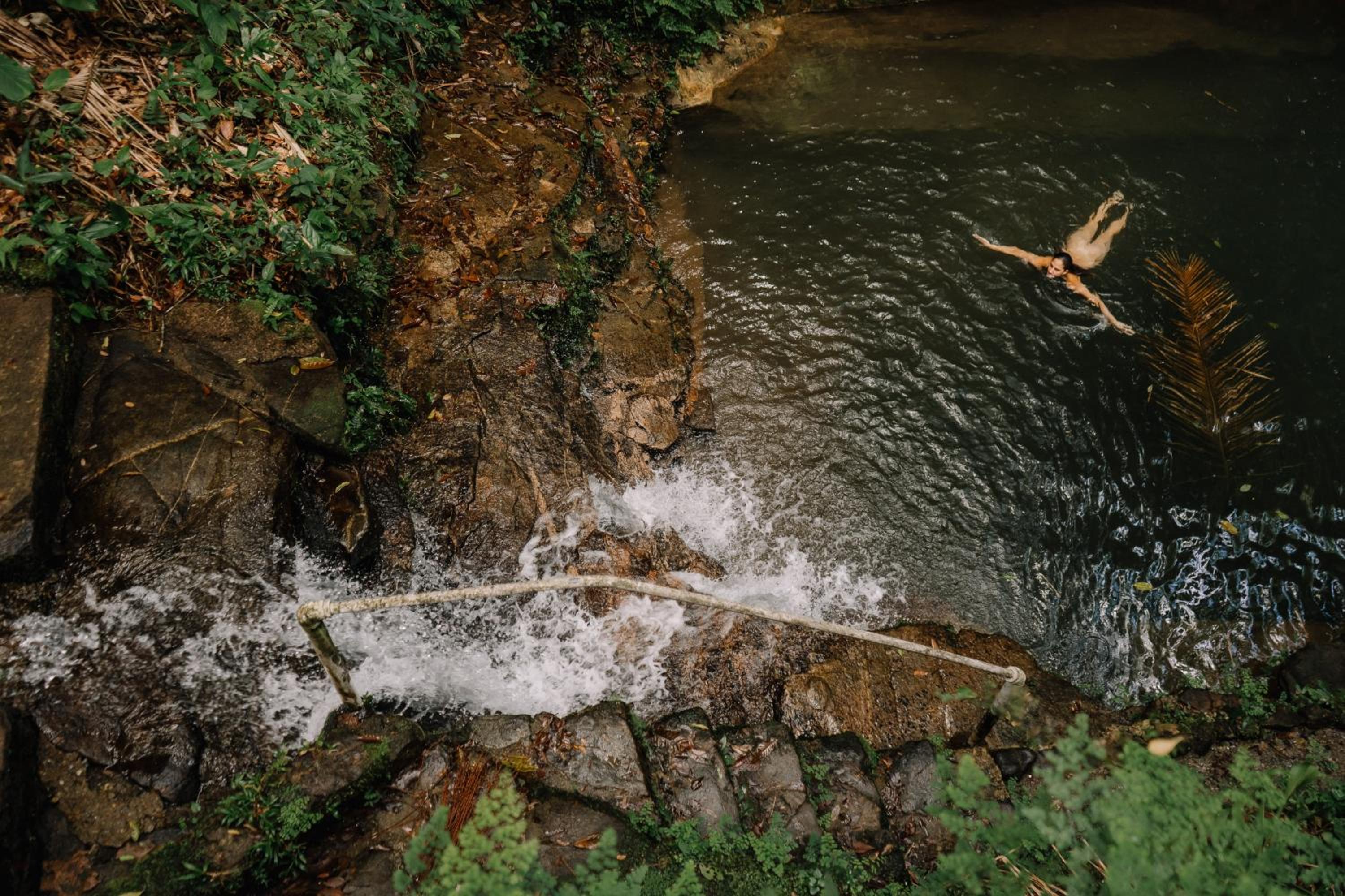 Casa Mohini Refúgio nas montanhas de Teresópolis Quarto com deck rede suspensa lareira cachoeira e piscina