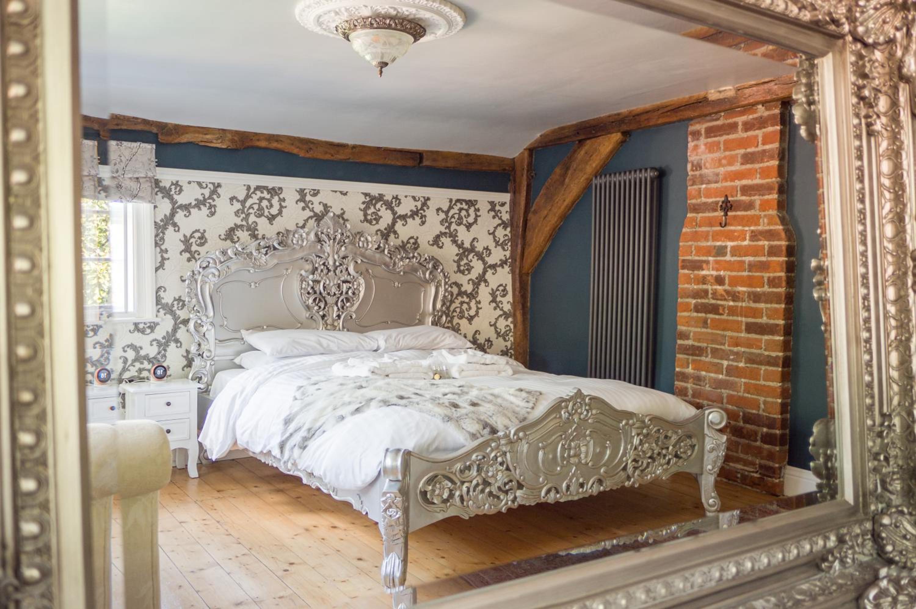 Huge Deluxe 600 Year Old Essex Manor, Hot Tub, Cinema Room, Sky Tv view 2