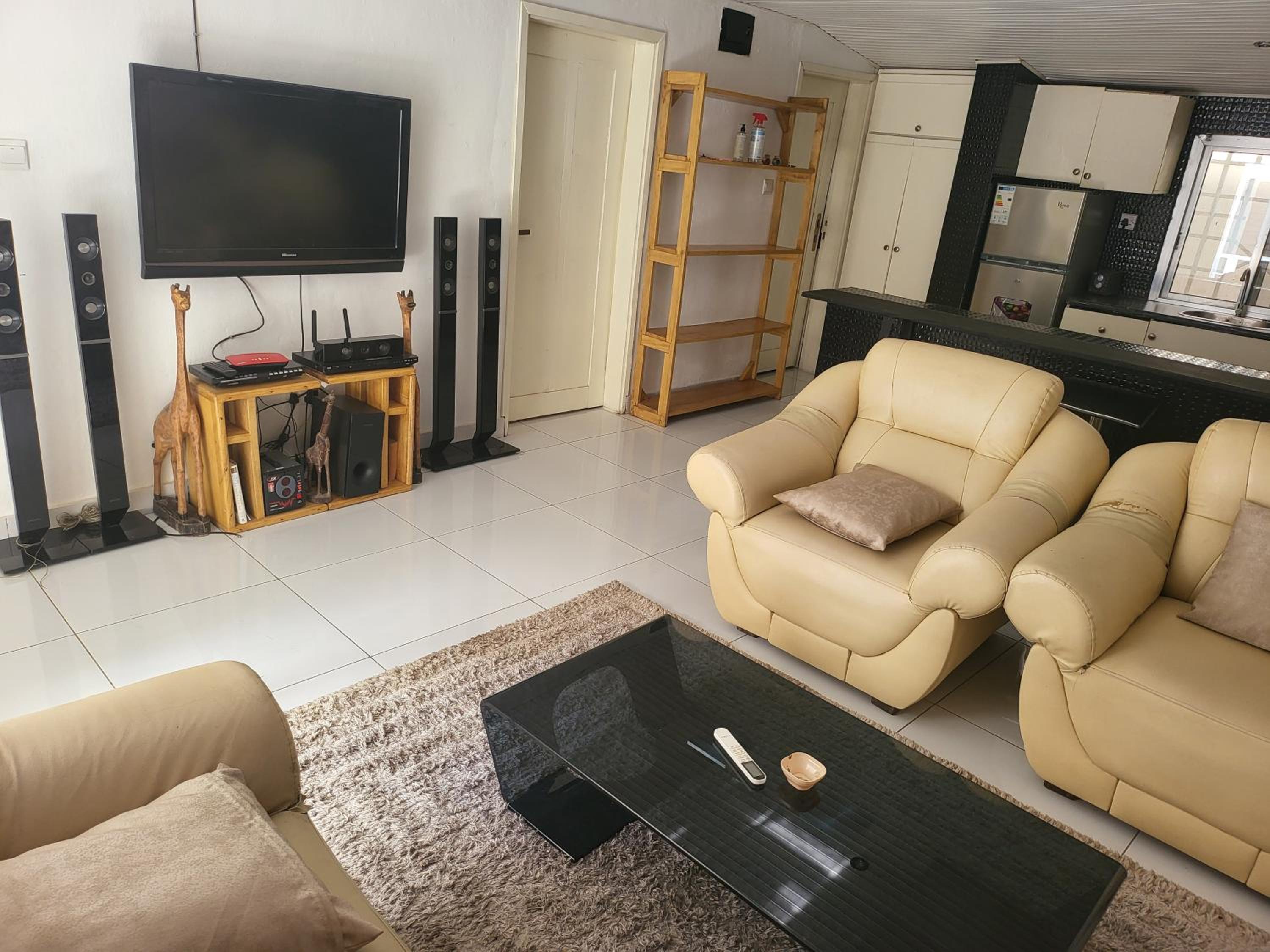 Cozy 2 Bedroom Bungalow. view 5