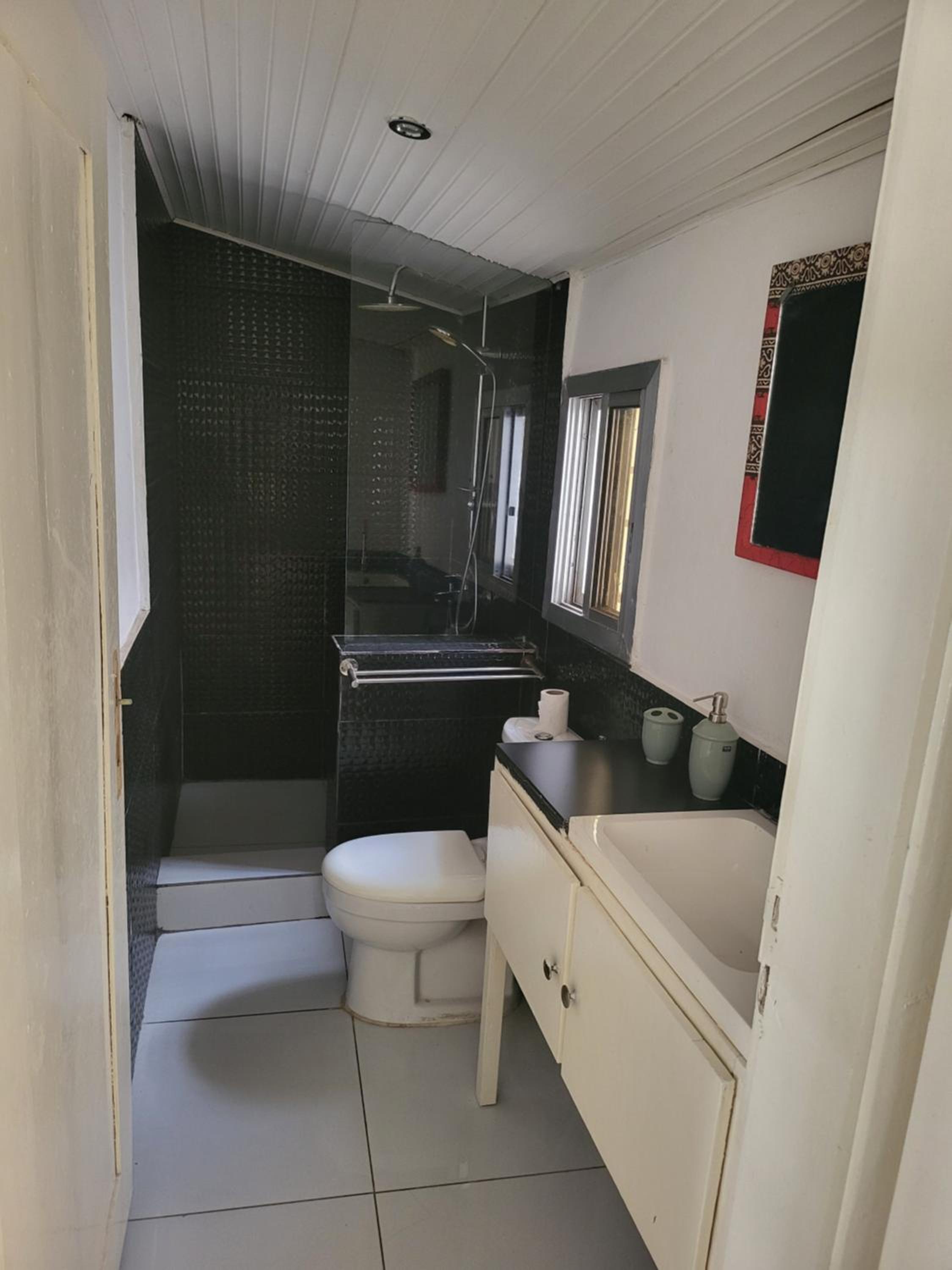Cozy 2 Bedroom Bungalow. view 3