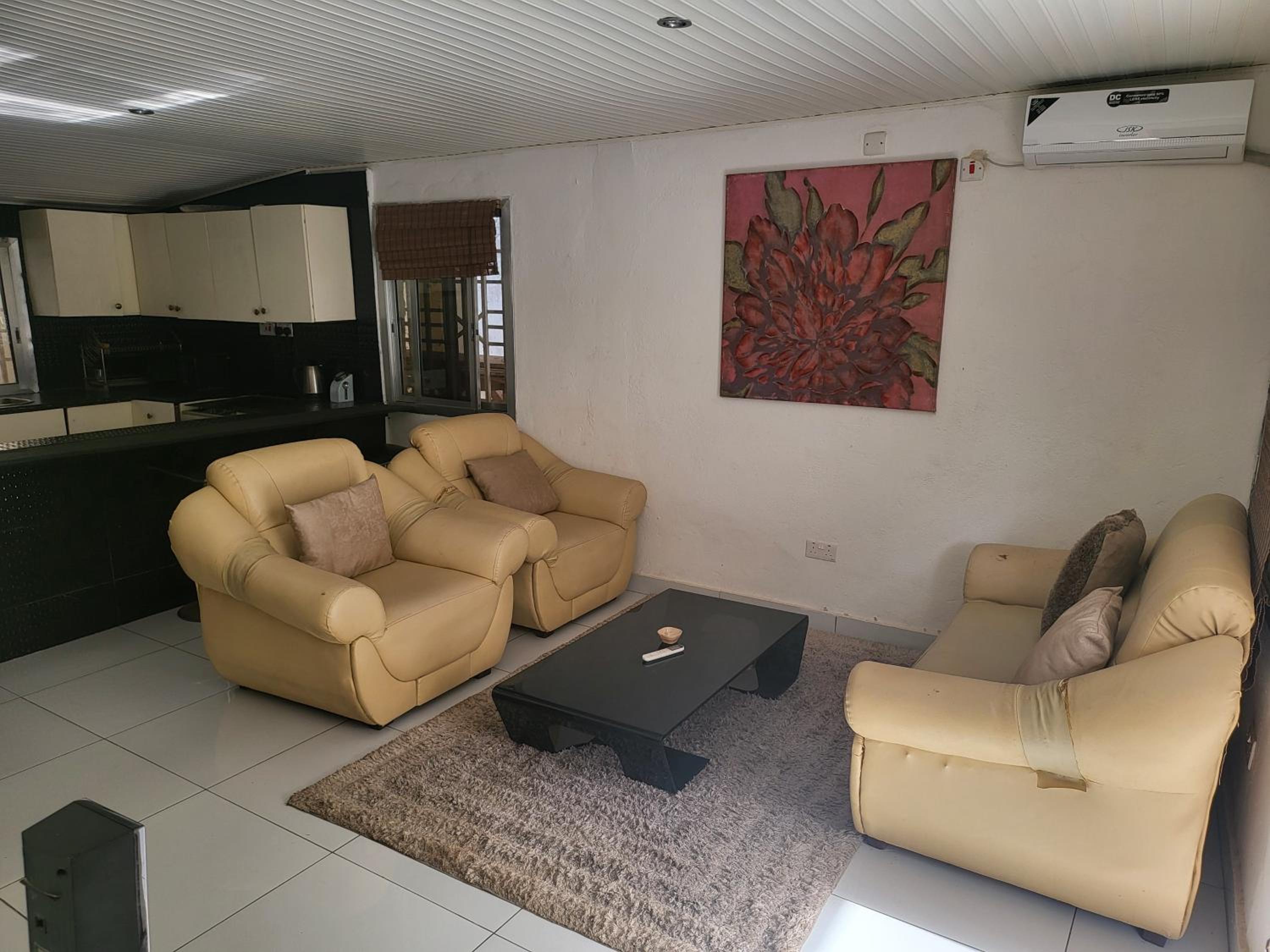 Cozy 2 Bedroom Bungalow. view 4