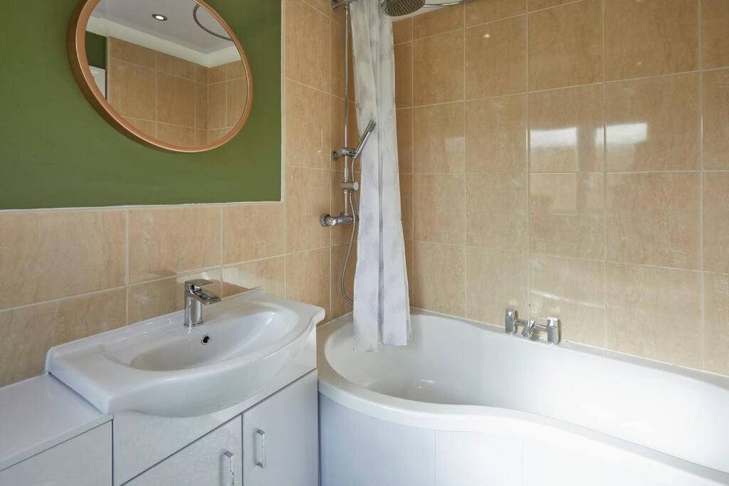 South Shields Vacations - Vibrant 3BR Coastal Haven near South Shields Beach - Property Image 12