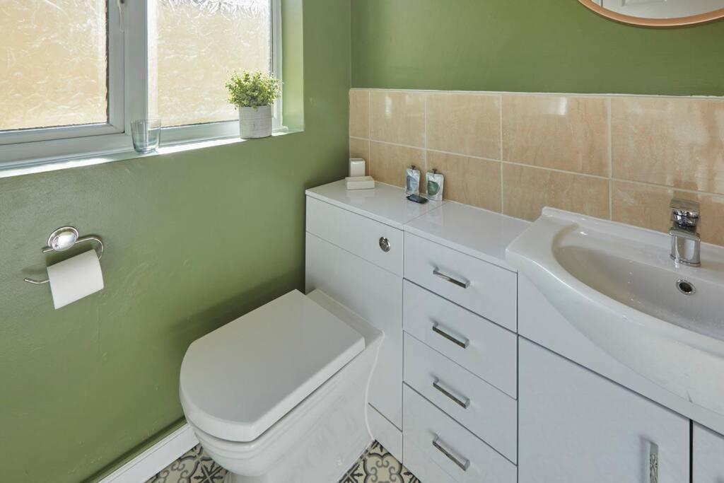 South Shields Vacations - Vibrant 3BR Coastal Haven near South Shields Beach - Property Image 11