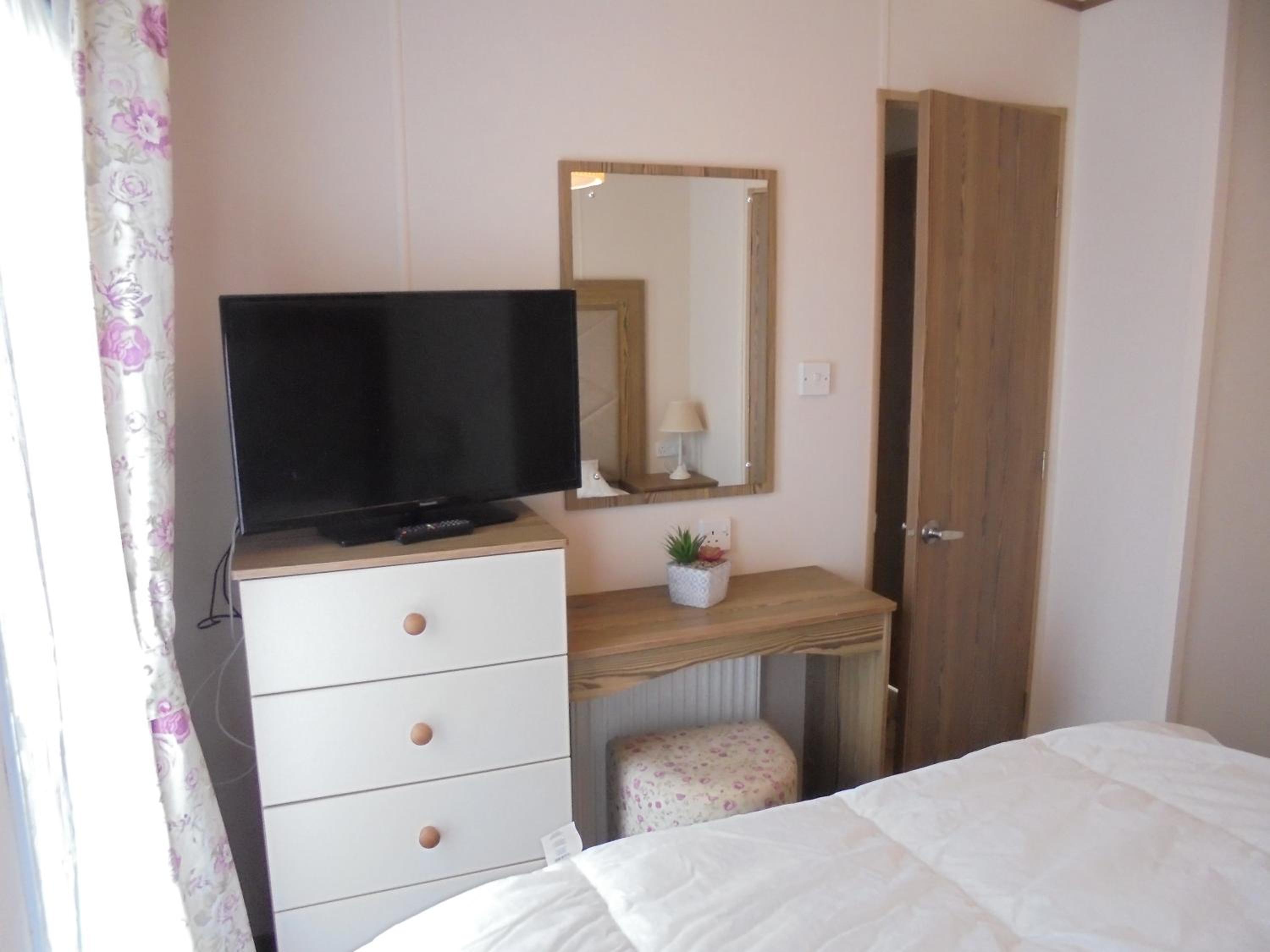 The Grange Ingoldmells: Elan 6 berth, Central Heated, Wrap Around Decking view 2