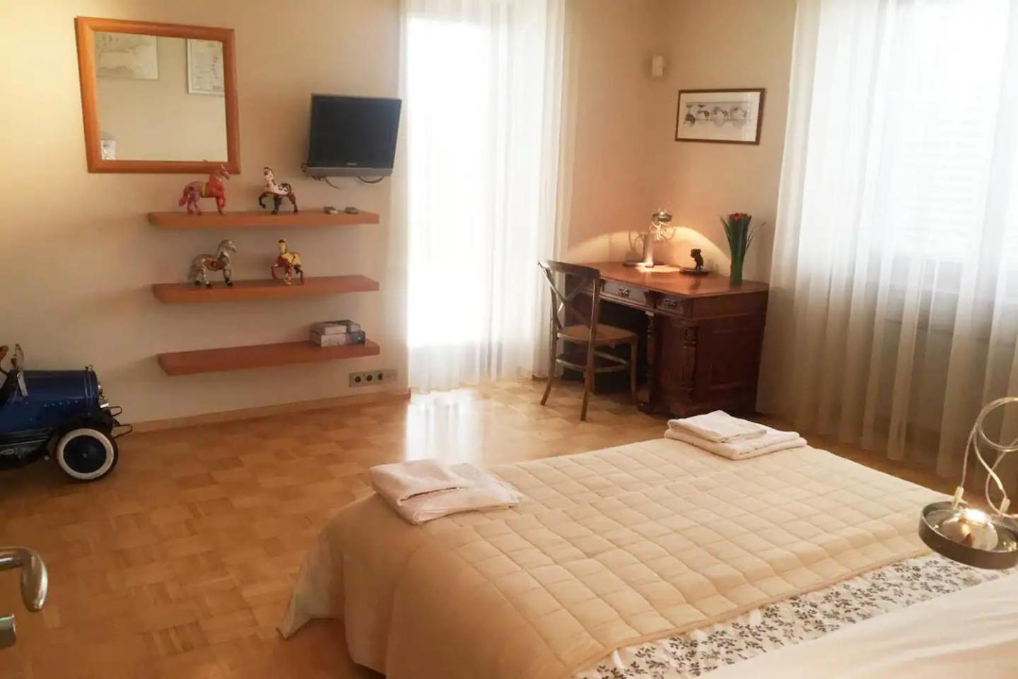 Huge luxury central Prague VILLA, 6 beds and baths, terraces, double garage