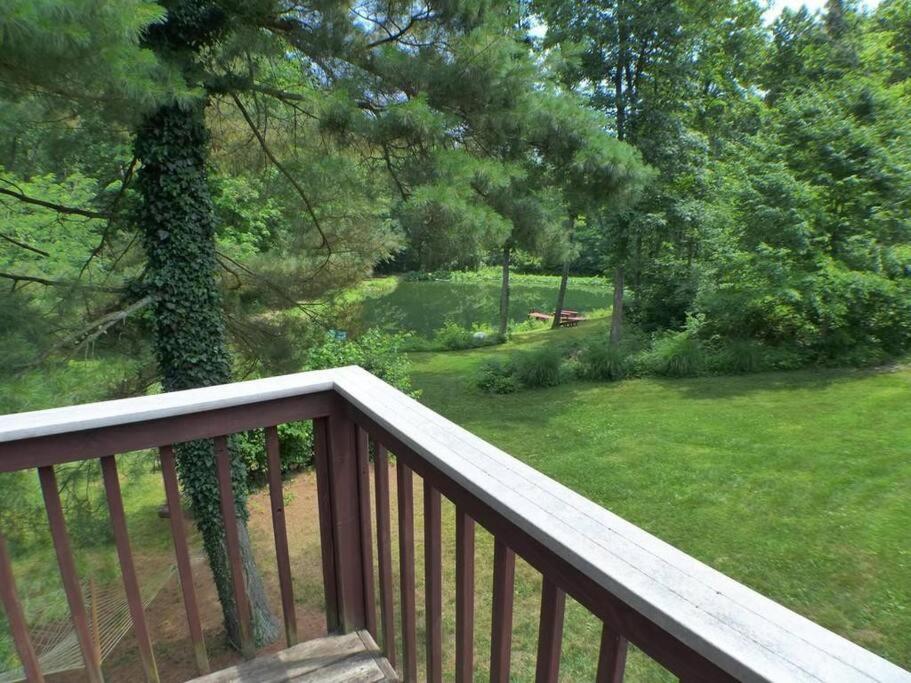 Hocking Hills Cottage with beautiful pond view 4