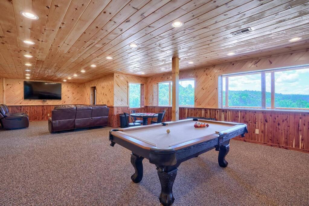 Hocking Hills Laikyns Lodge with Indoor pool view 4