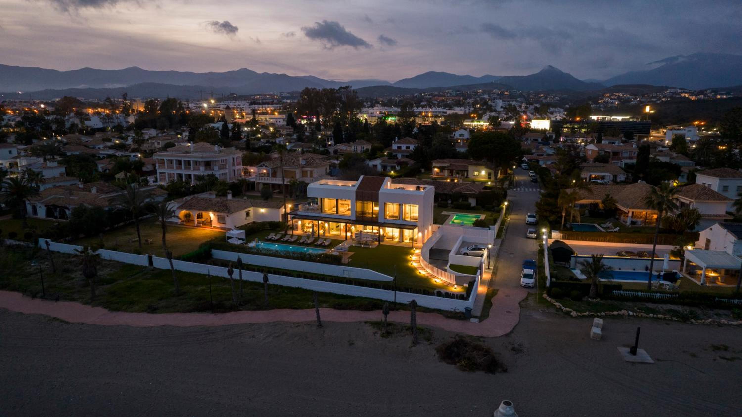 VACATION MARBELLA I Villa Imare Waterfront, Beachfront Villa, Rooftop Jacuzzi, Indoor Spa