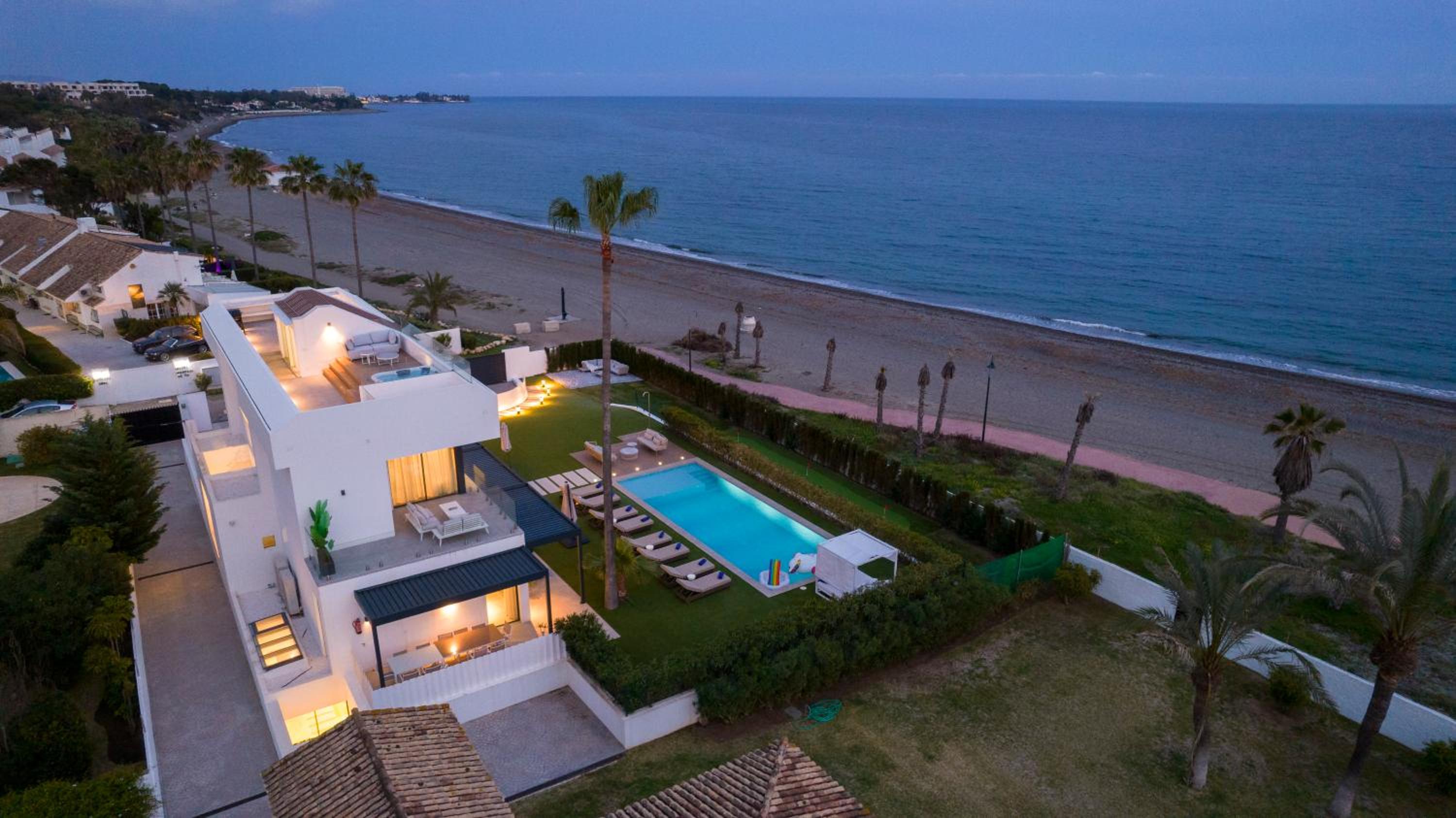VACATION MARBELLA I Villa Imare Waterfront, Beachfront Villa, Rooftop Jacuzzi, Indoor Spa