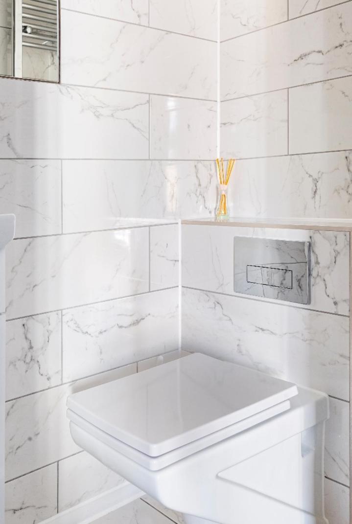 Luxury House 4 ensuite bedrooms, free parking ,wifi view 4