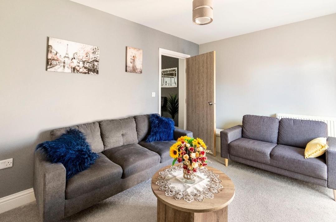 Luxury House 4 ensuite bedrooms, free parking ,wifi view 5