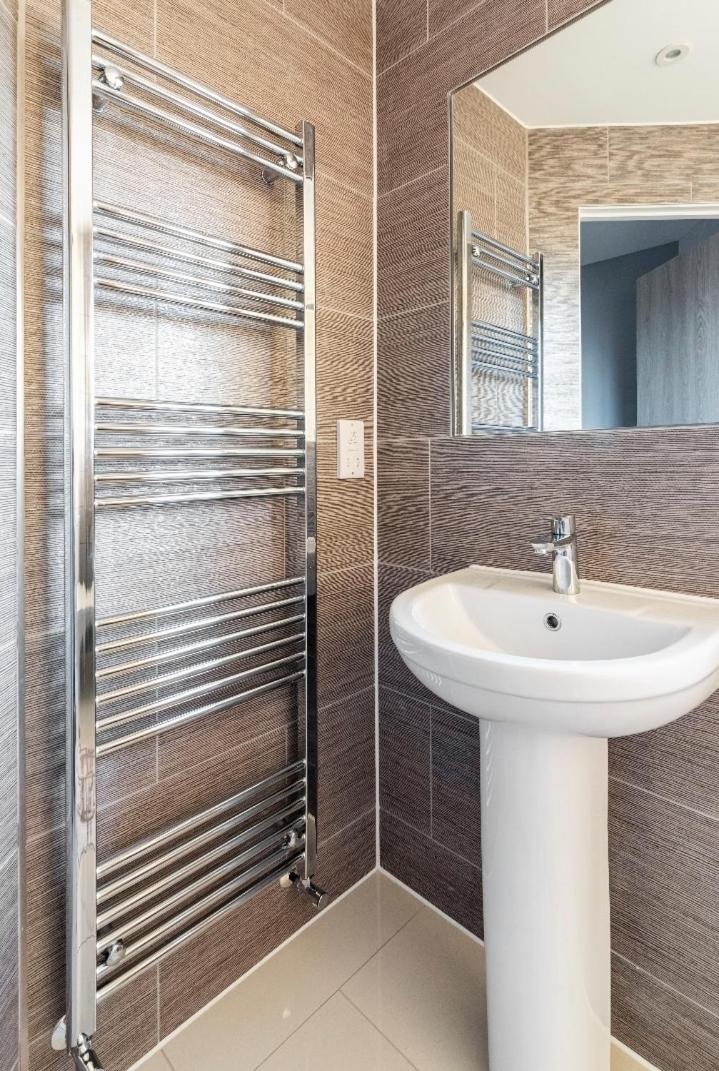 Luxury House 4 ensuite bedrooms, free parking ,wifi view 3