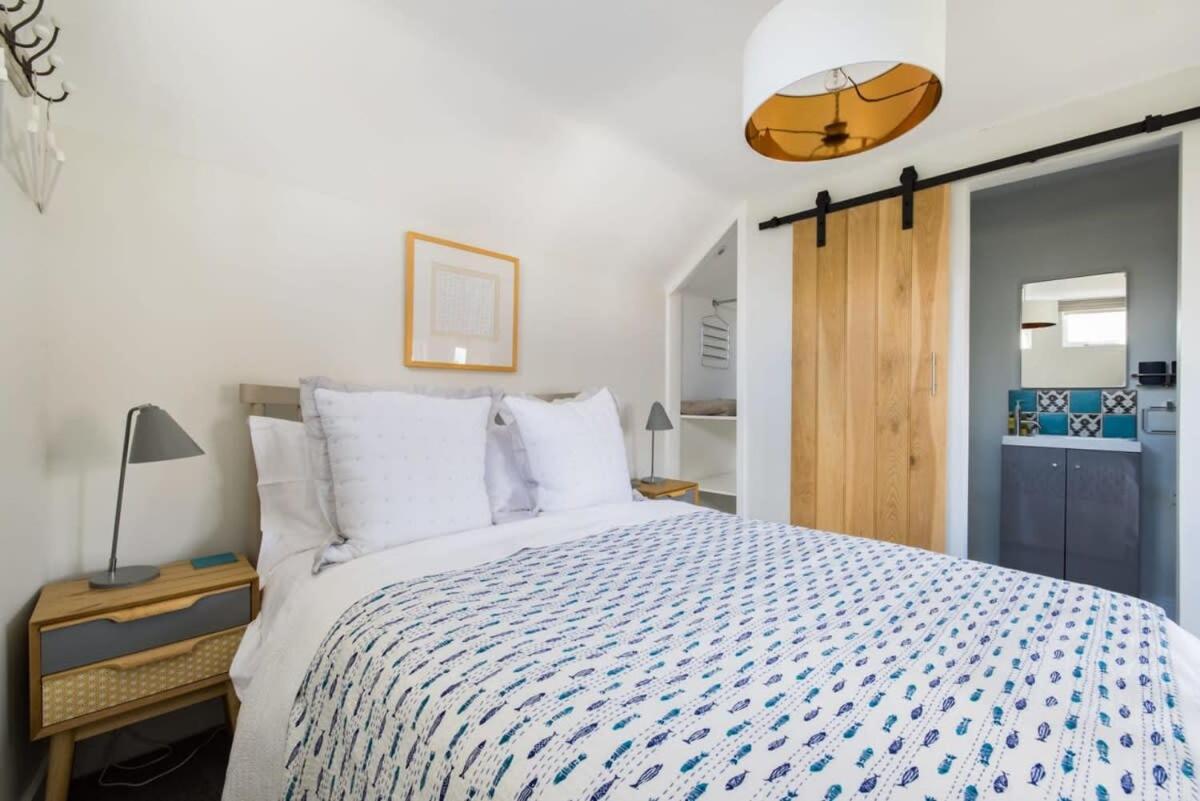 The Lavender Folly - Cosy Accommodation Alresford view 2