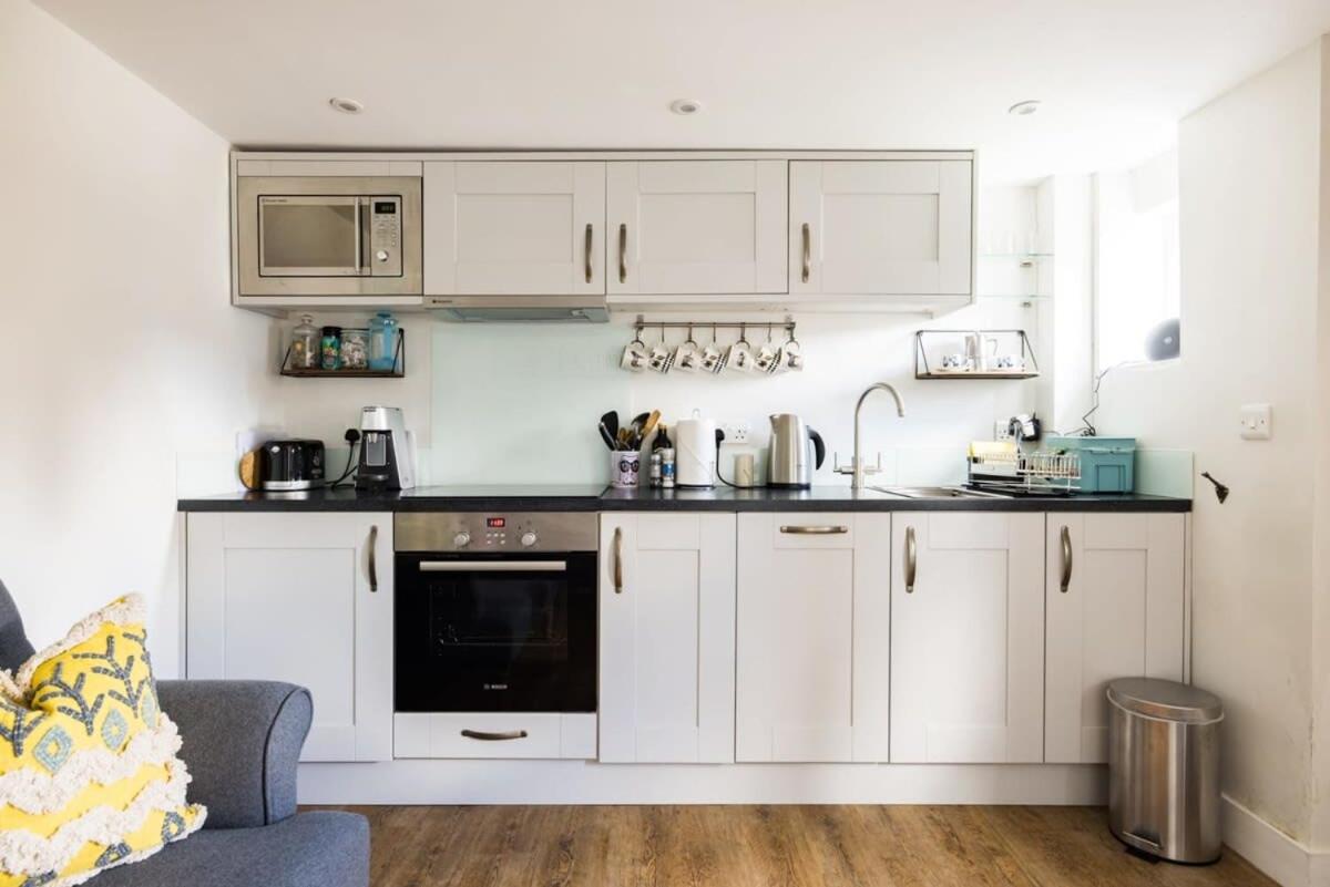 The Lavender Folly - Cosy Accommodation Alresford view 4