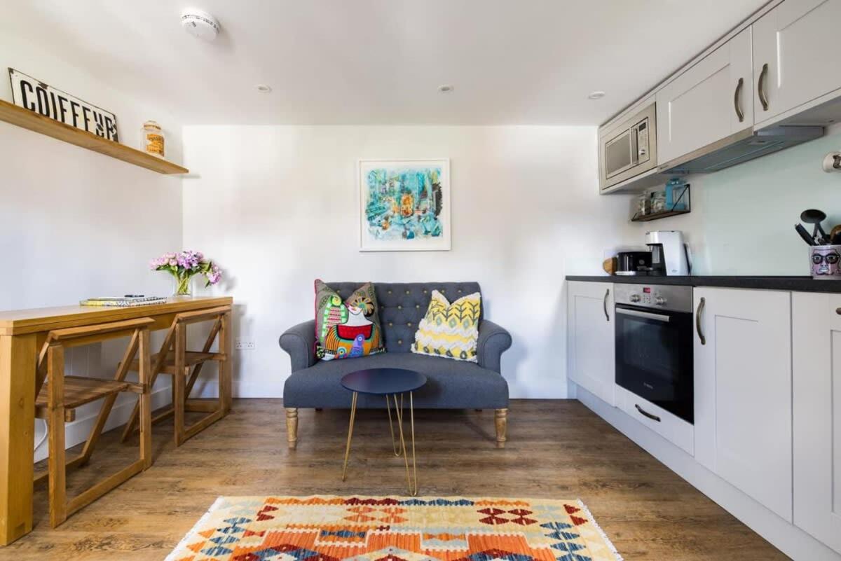 The Lavender Folly - Cosy Accommodation Alresford view 3