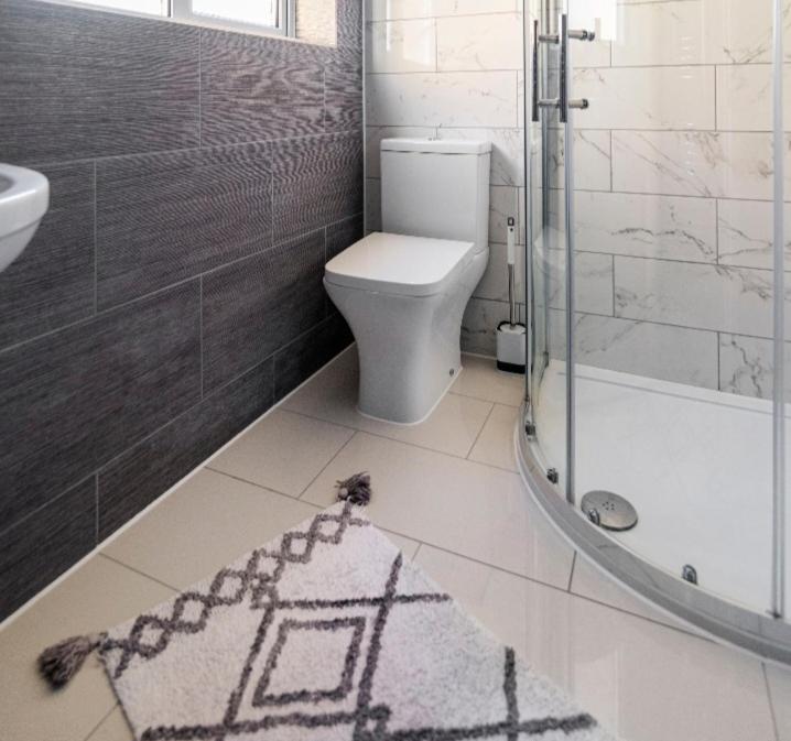 Luxury House 4 ensuite bedrooms, free parking ,wifi view 2