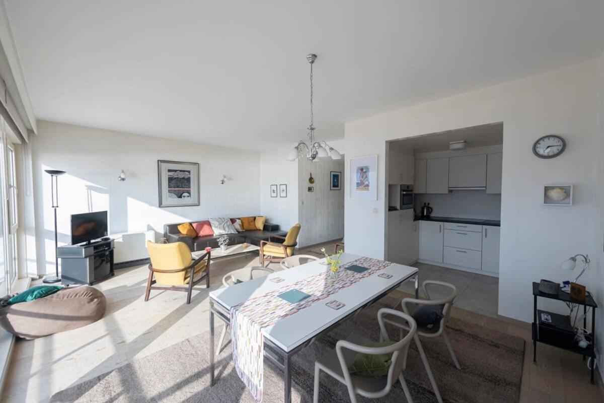 Seaview Apartment on the Beach - Free Parking