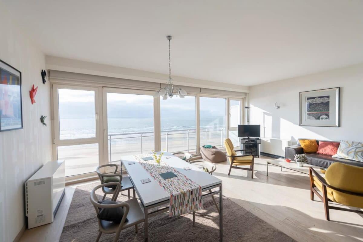 Seaview Apartment on the Beach - Free Parking