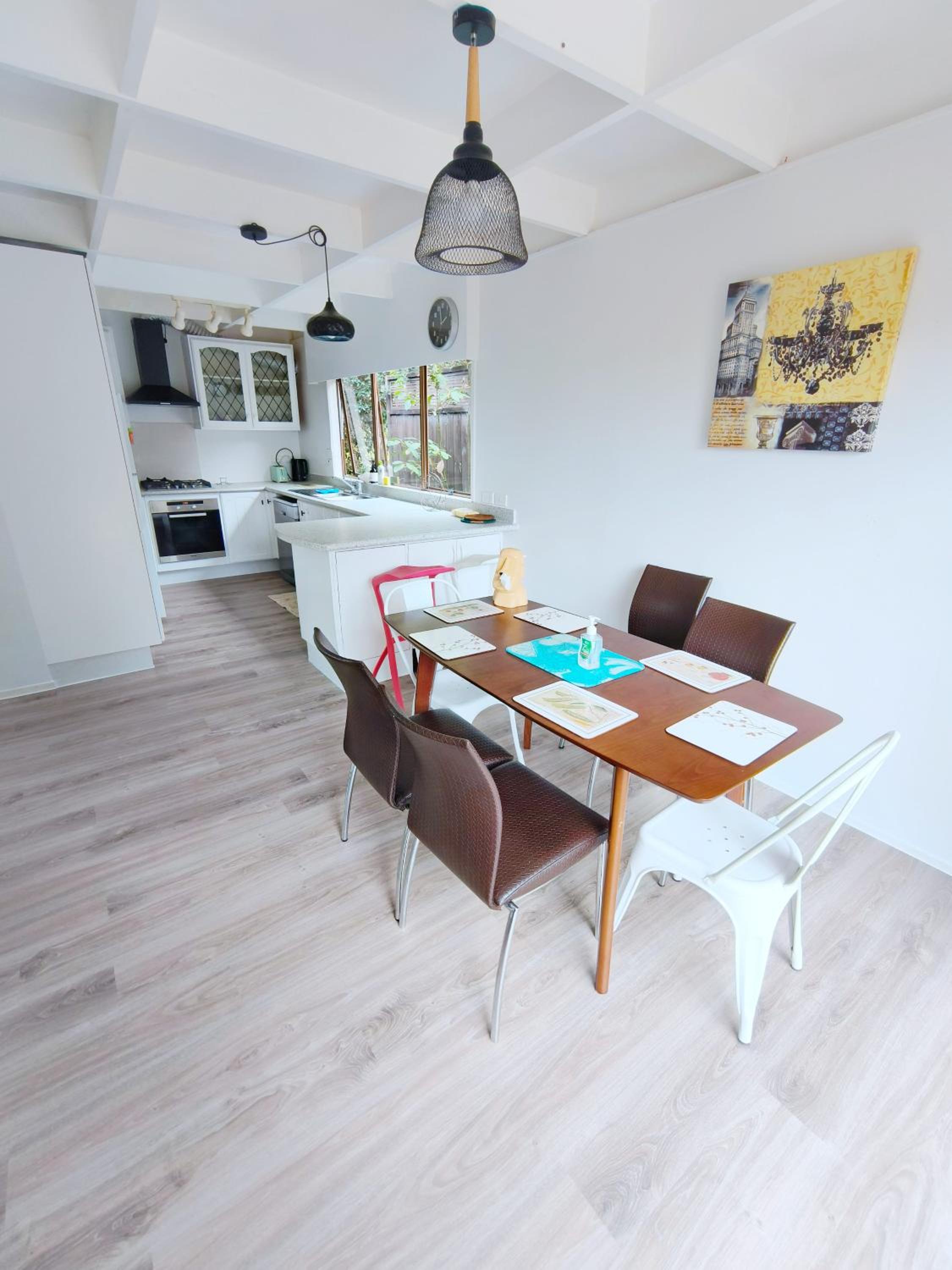 Sunny Cosy Room with private bathroom in North shore 201 view 2