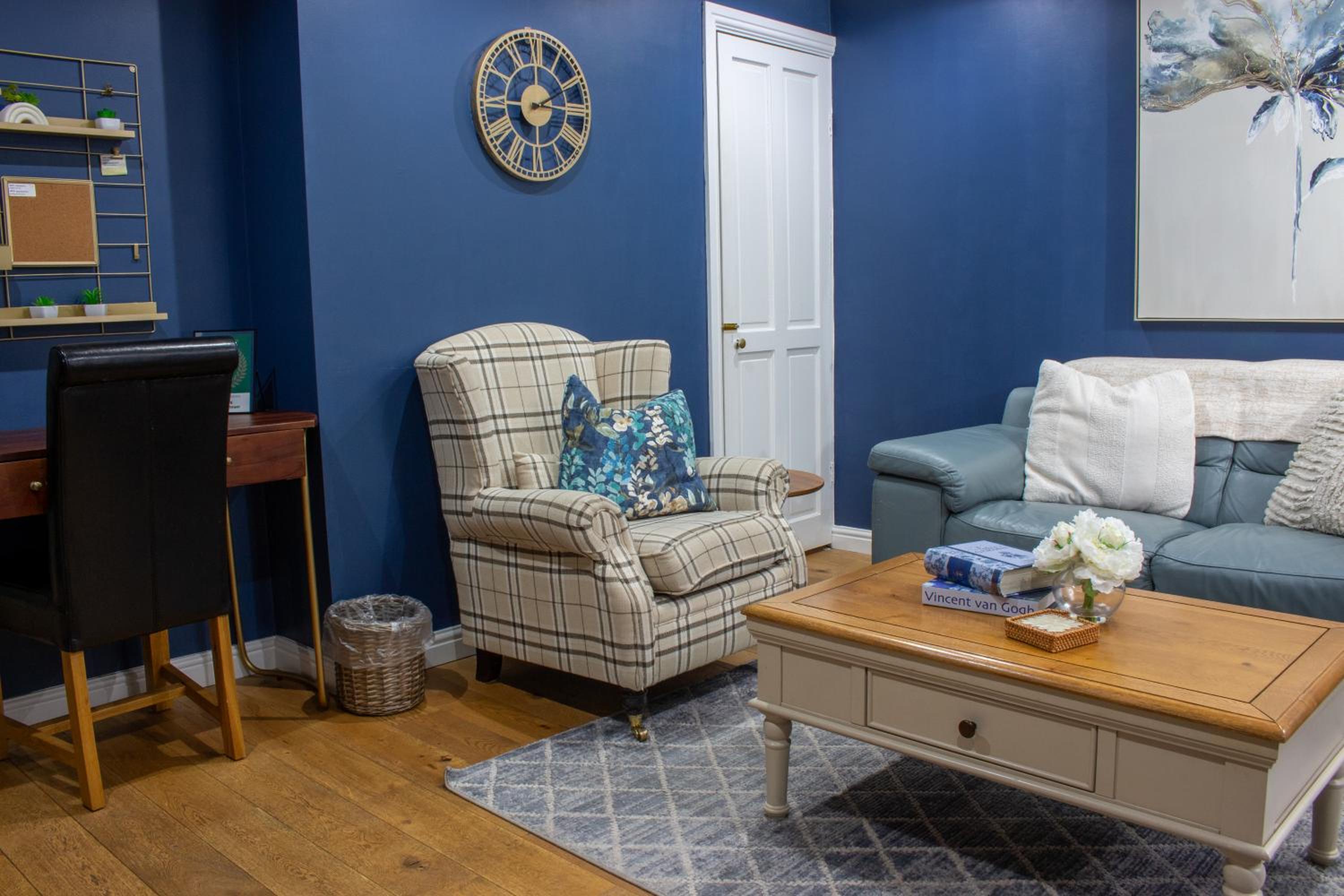 Spacious 4BR house, 2 en suites with garden & on-site parking