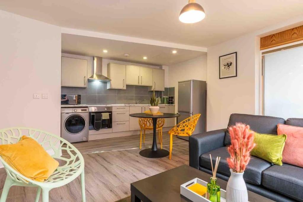 Modern Apartment, Free Parking & Monthly Savings view 3