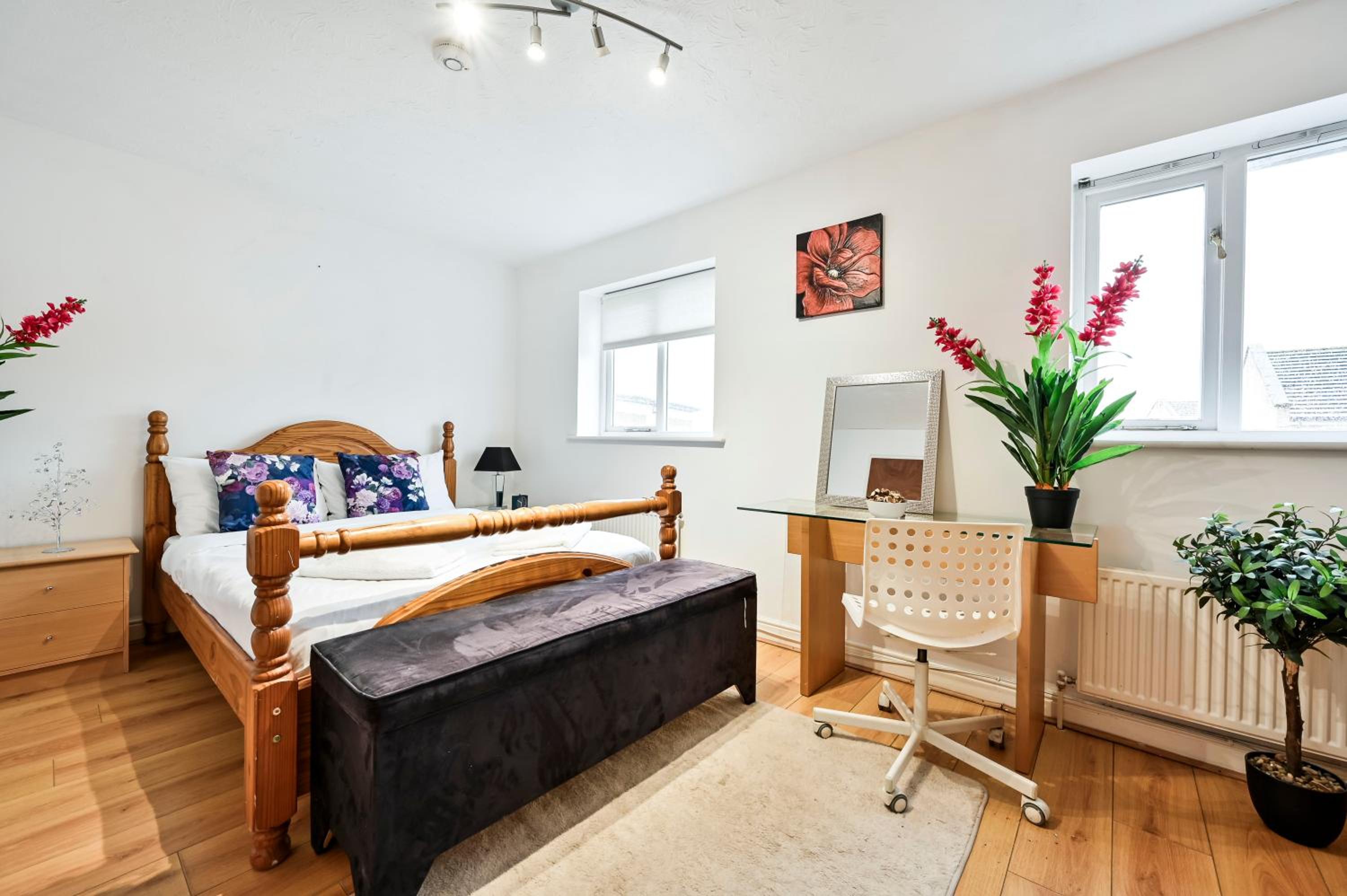 Riverside Townhouse with Private Garden