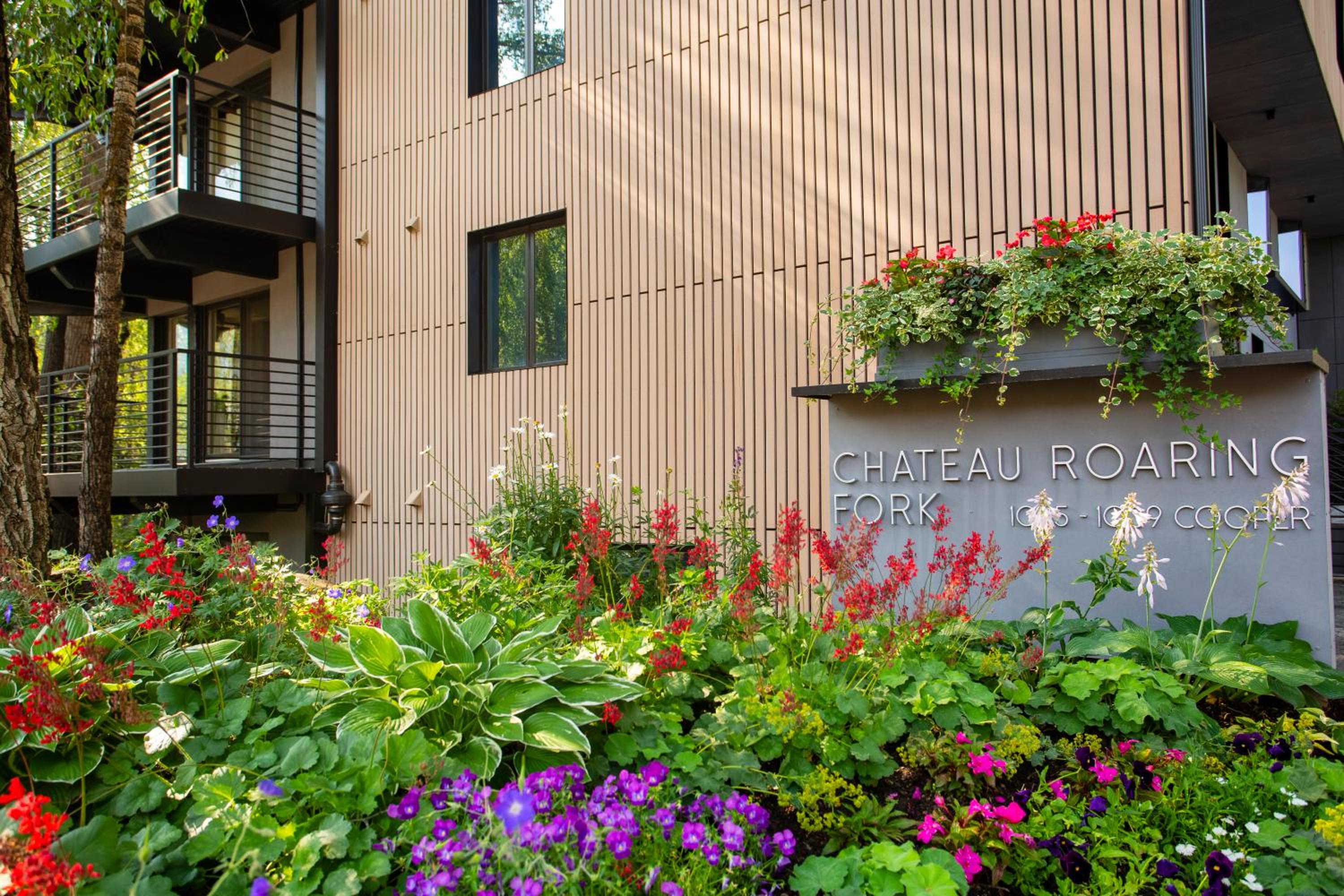 Chateau Roaring Fork 24, Remodeled Condo w River Views, Large TVs, Fireplace, Near Gondola! view 4