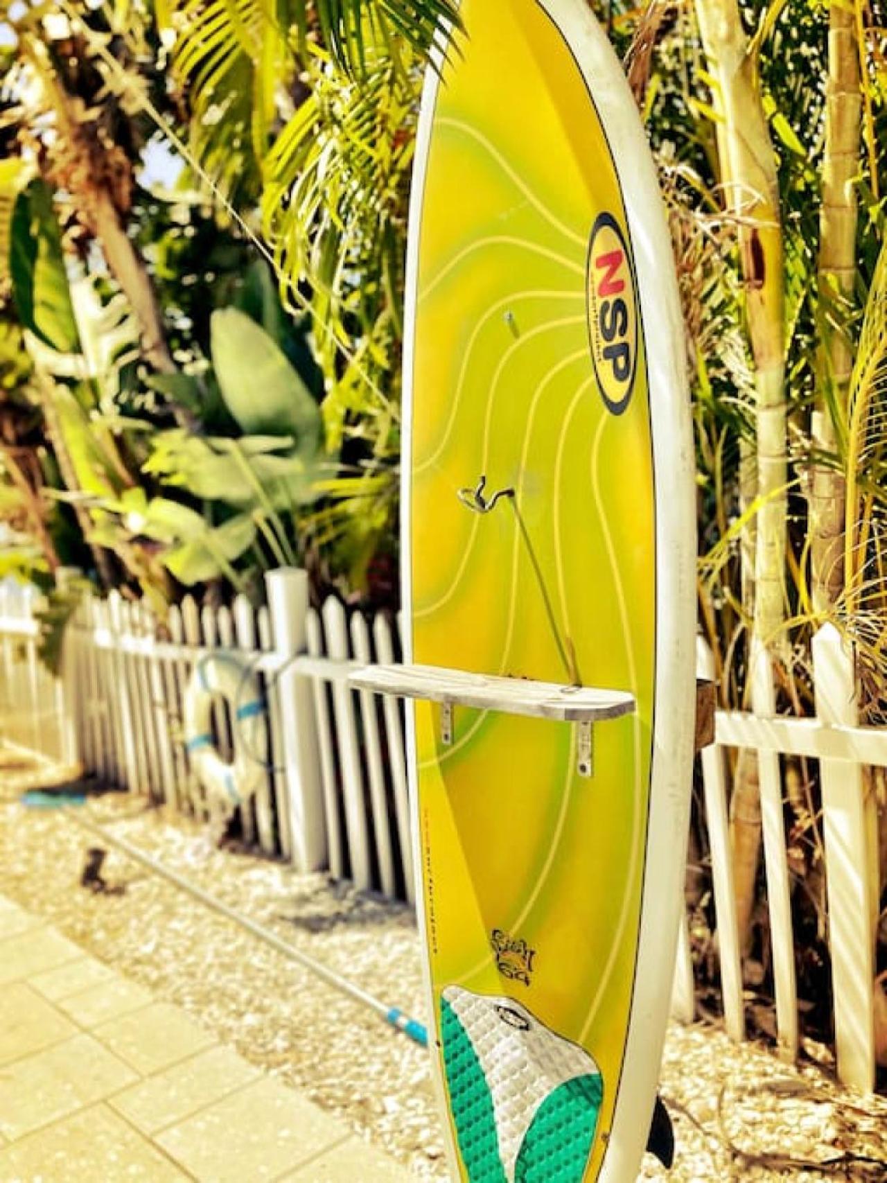 Waterfront Family Compound - Free Golf Cart, Paddleboards, Heated Pool, Golden Tee 2025 Arcade Game