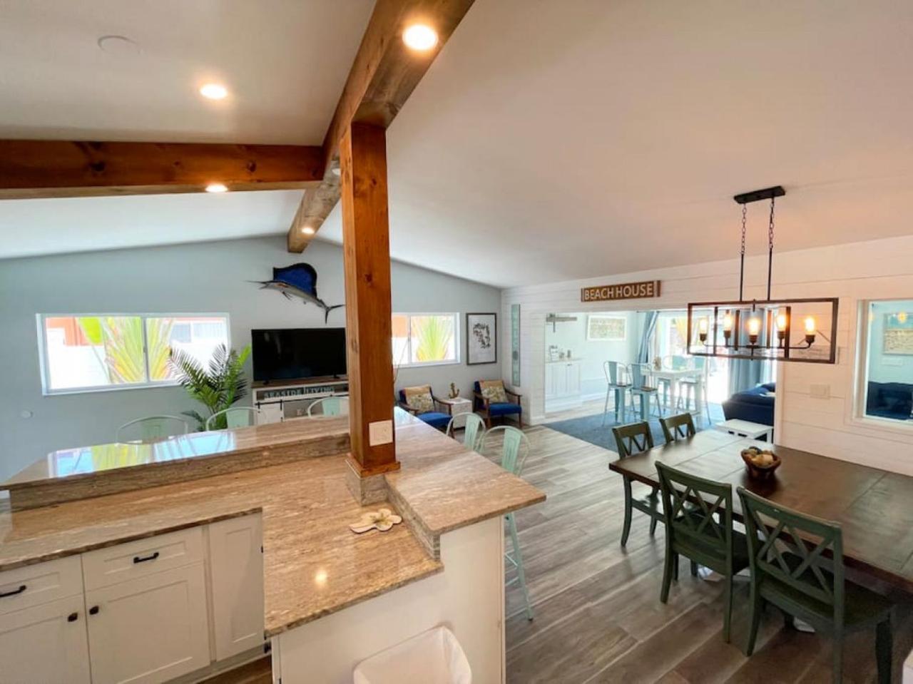 Waterfront Family Compound - Free Golf Cart, Paddleboards, Heated Pool, Golden Tee 2025 Arcade Game