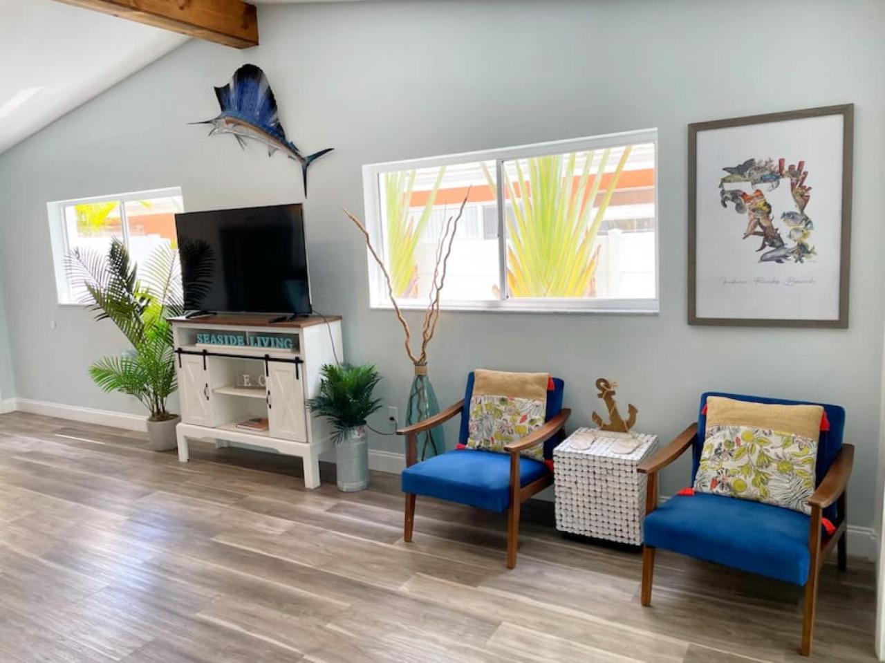 Waterfront Family Compound - Free Golf Cart, Paddleboards, Heated Pool, Golden Tee 2025 Arcade Game